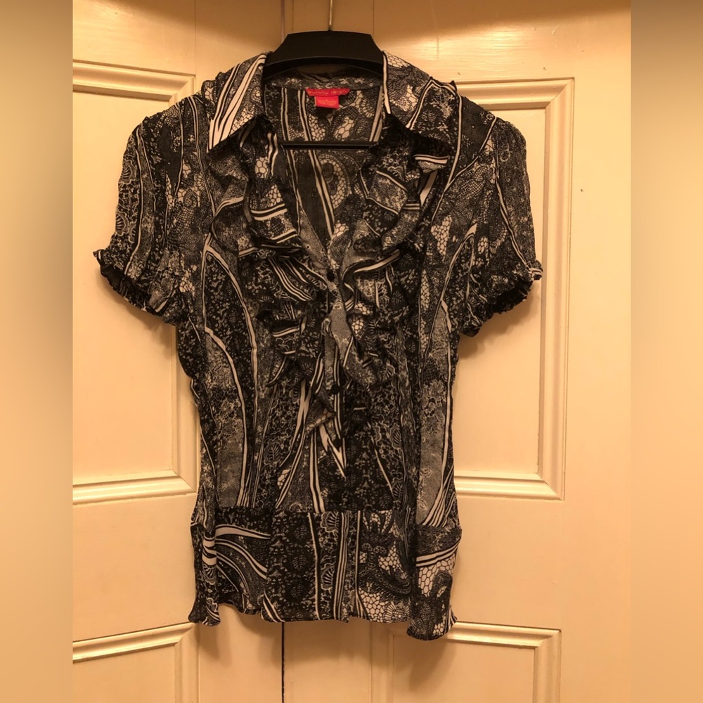 Short sleeve fitted black and white blouse.